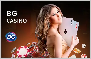 Bàn chơi Baccarat với các lá bài và chip cược